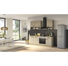 Cuisine équipée moderne avec façades claires, appareils électroménagers intégrés, hotte aspirante et réfrigérateur rétro indépendant.