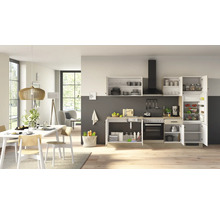 Cuisine ouverte moderne avec réfrigérateur, four et évier intégrés en aspect bois clair.