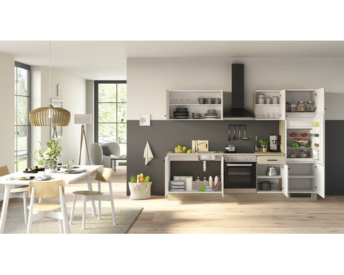 Cuisine ouverte moderne avec réfrigérateur, four et évier intégrés en aspect bois clair.