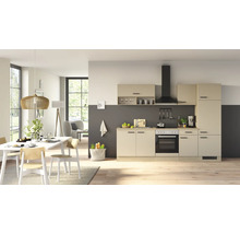 Cuisine équipée moderne avec façades claires, hotte aspirante et appareils électroménagers dans un espace de vie ouvert avec salle à manger.