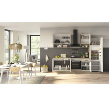 Cuisine equipee moderne dans un espace de vie ouvert avec refrigerateur, four, evier et placards en optique bois clair.
