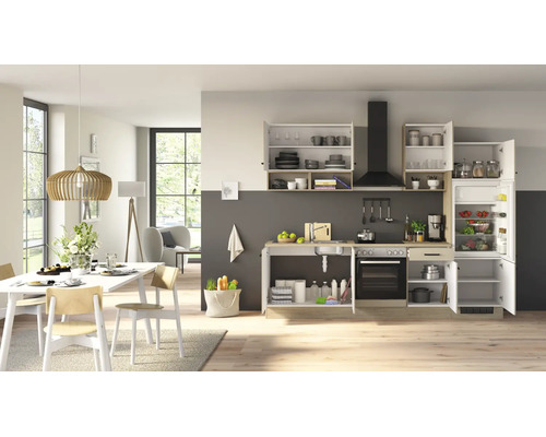 Cuisine equipee moderne dans un espace de vie ouvert avec refrigerateur, four, evier et placards en optique bois clair.