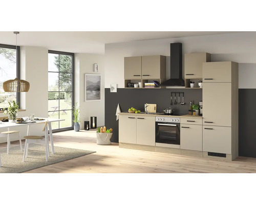 Cuisine équipée moderne avec façades claires et poignées sombres, four intégré, plaque de cuisson et hotte aspirante dans un espace de vie ouvert.