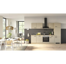 Cuisine équipée moderne avec des façades claires et des accents sombres dans un espace de vie ouvert avec coin repas attenant et grande fenêtre.