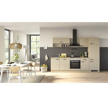 Cuisine équipée moderne avec façades claires et accents sombres dans un espace de vie ouvert avec salle à manger attenante.