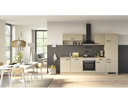 Cuisine équipée moderne avec façades claires et accents sombres dans un espace de vie ouvert avec salle à manger attenante.