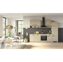 Cuisine amenagee moderne dans un espace de vie ouvert avec coin repas, facades claires, hotte aspirante noire et appareils encastres de qualite.