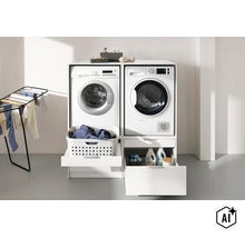 Meuble blanc pour lave-linge et sèche-linge côte à côte avec tiroirs amovibles pour panier à linge et lessive dans une buanderie lumineuse. (Image AI modified or generated)