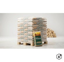 Holzpalette mit gestapelten Holzpellet-Säcken und einem davorstehenden einzelnen Sack Holzpellets. (Image AI modified or generated)