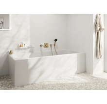 Modernes Badezimmer mit weisser Einbauwanne und Unterputz Armatur in Metalloptik an der Wand, sowie Terrazzoboden und Bademantel am Haken.