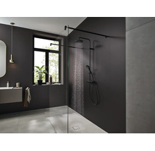 Modernes Badezimmer mit ebenerdiger Walk In Dusche, schwarzem Duschsystem mit Regendusche und Handbrause sowie Glasduschwand in elegantem Design.