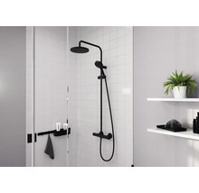 Modernes Duschsystem mit Regendusche und Handbrause in mattschwarzer Ausführung montiert in einer hellen gefliesten Duschkabine.