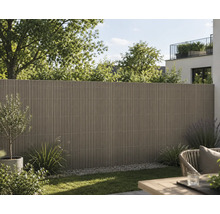Brise-vue en matière synthétique aspect lattes comme clôture de jardin moderne pour plus d'intimité en extérieur.