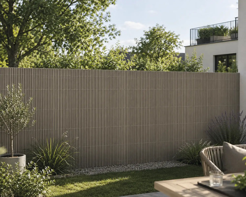 Brise-vue en matière synthétique aspect lattes comme clôture de jardin moderne pour plus d'intimité en extérieur.