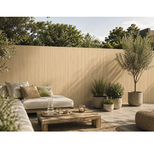 Aménagement de terrasse moderne avec écran de confidentialité en lamelles de bois, coin salon confortable et jardinières en extérieur.