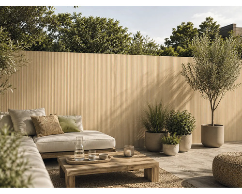 Aménagement de terrasse moderne avec écran de confidentialité en lamelles de bois, coin salon confortable et jardinières en extérieur.