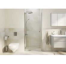 Modernes Badezimmer mit Glas Duschkabine, wandhängender Toilette und Waschtisch in einem hellen, organisierten Design.
