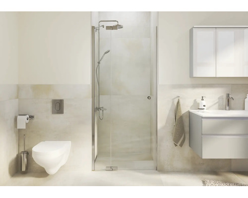 Modernes Badezimmer mit Glas Duschkabine, wandhängender Toilette und Waschtisch in einem hellen, organisierten Design.