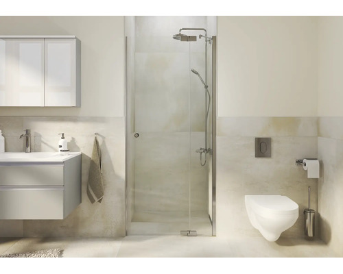Modernes Badezimmer mit Glas Duschkabine, Waschbecken und Wand WC in hell gestalteter Umgebung.