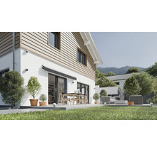 Geschlossene Kassettenmarkise in Anthrazit, montiert an einer weissen Hauswand über einer Terrassentür, mit modernem Garten und Terrassenmöbeln.
