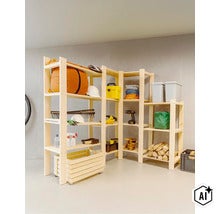 Stabiles Holzregal aus Kiefernholz in L-Form mit vielen Fächern zur geordneten Lagerung von Werkzeugen, Arbeitsmaterialien und Kisten. (Image AI modified or generated)