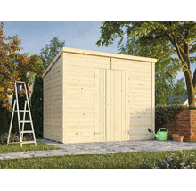 Gartenhaus aus Holz mit Pultdach und Doppeltür im Garten aufgestellt mit Leiter und Gießkanne im Vordergrund.