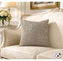Strukturiertes Zierkissen auf einem klassischen Sofa in einem elegant eingerichteten Wohnzimmer mit einer Tischleuchte im Hintergrund. (Image AI modified or generated)