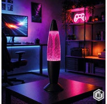 Lampe à lave décorative sur une table dans une salle de jeu moderne avec éclairage d ambiance. (Image AI modified or generated)