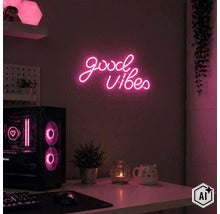 Wand mit Leuchtschild Good Vibes in einem Gamer Zimmer mit PC und Deko (Image AI modified or generated)