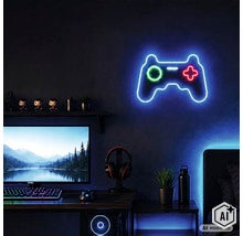 Gaming Zimmer Einrichtung mit Neon Wandleuchte in Gamecontroller Form über dem Schreibtisch mit Monitor, Tastatur und Kopfhörern. (Image AI modified or generated)