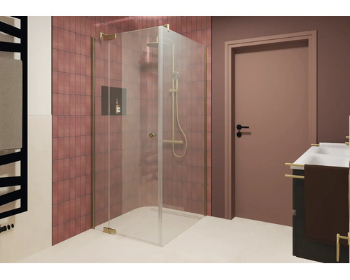 Douche d angle moderne avec parois en verre et ferrures aspect or dans une salle de bain carrelée avec lavabo et porte.