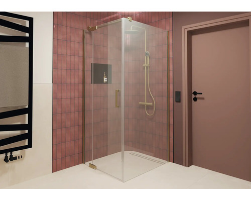 Douche d'angle moderne avec parois en verre, ferrures et robinetterie en laiton dans une salle de bain aux carreaux rouges.