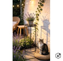 Gartenszene mit einem metallenen Pflanzenständer mit Lavendel vor einer Natursteinmauer und einer Katze, die auf einem Sitzkissen sitzt. (Image AI modified or generated)