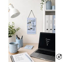 Plaque murale avec inscription Just Be Yourself dans un bureau organisé avec ordinateur portable, carnet et accessoires. (Image AI modified or generated)