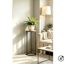 Un porte-plante moderne en métal avec un plateau rond en bois, décoré d'une fougère dans un pot en terre cuite, dans un salon chaleureux. (Image AI modified or generated)