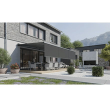 Moderne Terrassenmarkise mit ausfahrbarem Volant an einem Haus mit Backsteinfassade und Gartenbereich mit Sitzgruppe.