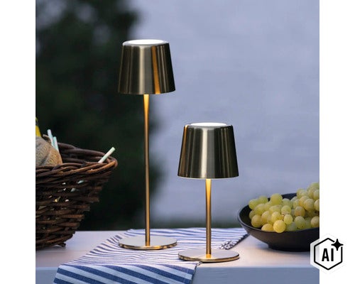Zwei moderne LED Tischleuchten aus Metall in unterschiedlichen Höhen auf einem Tisch mit einem Korb und Weintrauben. (Image AI modified or generated)