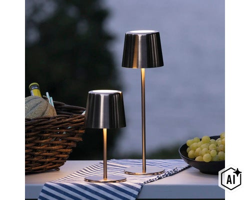 Zwei moderne LED Akkuleuchten in Metalloptik als Tischlampen für den Außenbereich auf einem gedeckten Tisch. (Image AI modified or generated)