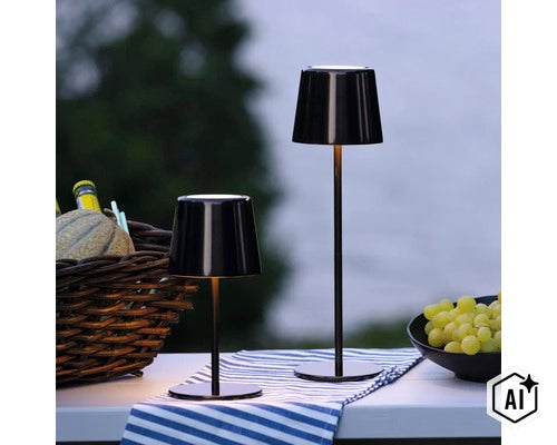 Zwei moderne, schlanke LED Tischleuchten mit Akkubetrieb für den Außenbereich auf einem gedeckten Tisch im Garten. (Image AI modified or generated)