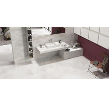 Modernes Badezimmer mit Waschtisch aus Fliesen, Aufsatzwaschbecken, integriertem Wandregal und grossem Spiegel in einer eleganten Raumgestaltung.