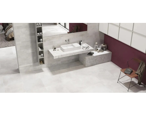 Modernes Badezimmer mit Waschtisch aus Fliesen, Aufsatzwaschbecken, integriertem Wandregal und grossem Spiegel in einer eleganten Raumgestaltung.