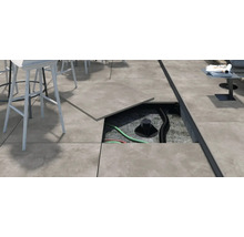 Conception de terrasse avec systeme de plots reglables pour dalles en ceramique sur une terrasse avec sous construction et tuyaux visibles