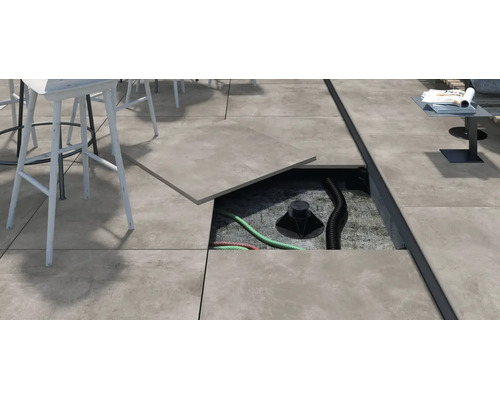 Conception de terrasse avec systeme de plots reglables pour dalles en ceramique sur une terrasse avec sous construction et tuyaux visibles