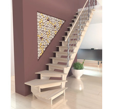 Escalier moderne en bois avec garde-corps métallique près d'un mur décoré de galets triangulaires dans un espace de vie ouvert.