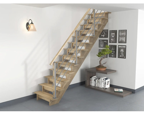 Moderne gerade Wangentreppe aus Holz mit Metallgeländer in einem hellen Wohnbereich mit Bücherregal und Wanddekoration.