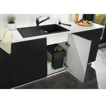 Cuisine moderne avec évier encastré, mitigeur et système de tri des déchets intégré dans le meuble bas ouvert.