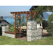 Gartensitzplatz mit Holzpergola und Gabionen Sitzbank mit Steinfüllung auf einer Holzterrasse mit Blick auf einen See im Freien.