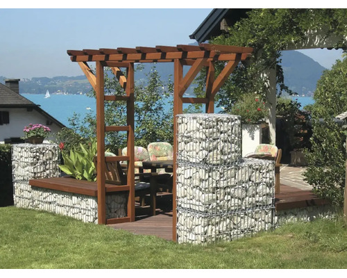 Gartensitzplatz mit Holzpergola und Gabionen Sitzbank mit Steinfüllung auf einer Holzterrasse mit Blick auf einen See im Freien.