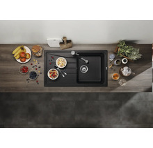 Vue de dessus d'un évier encastrable avec égouttoir dans une cuisine moderne avec plan de travail aspect bois et décoration.