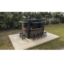Moderne Gartenbar aus Holz mit klappbaren Tresen und Barhockern auf einer hölzernen Terrasse im Garten.